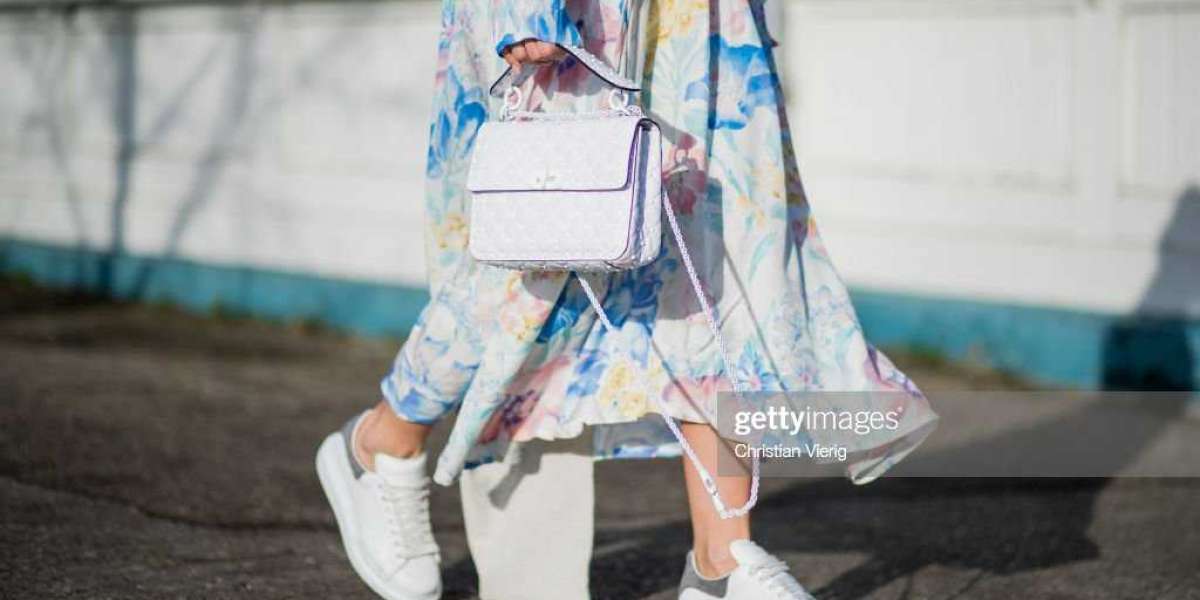 Alexander McQueen Outlet that toe the line