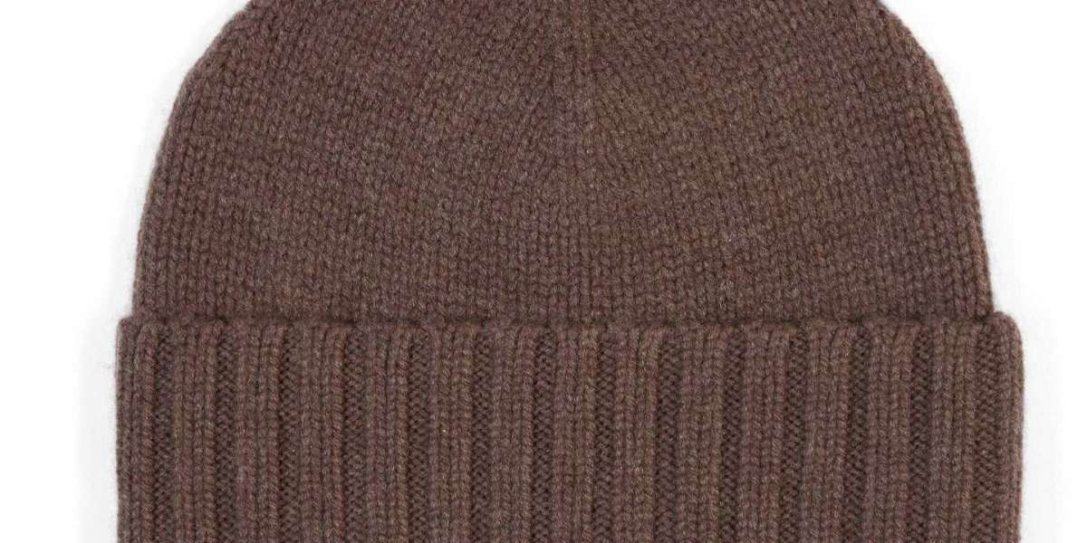 Choosing the Best Cashmere Hat For Your Winter Wardrobe